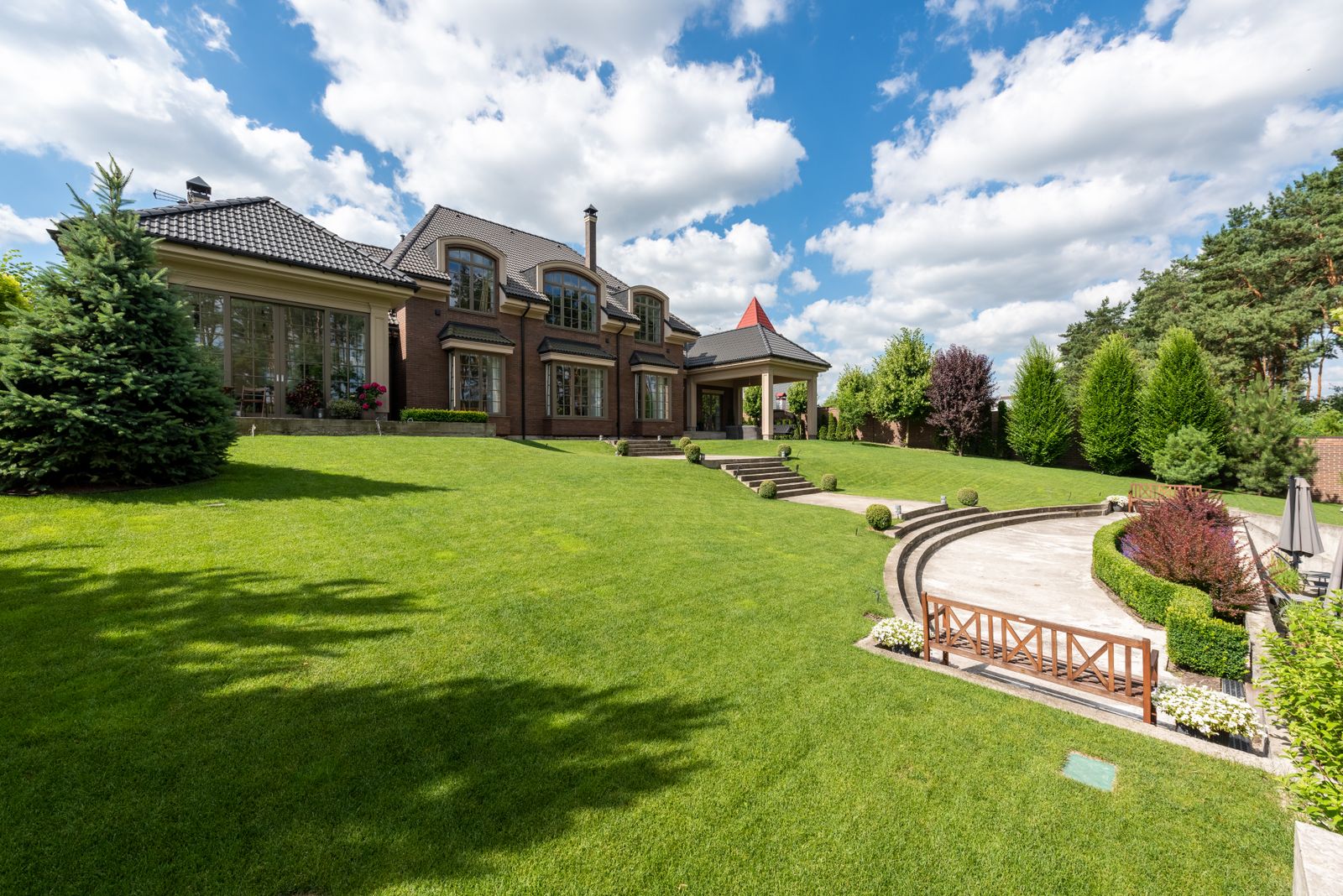 Large upscale home on a landscaped lot in Forest Hill, Toronto