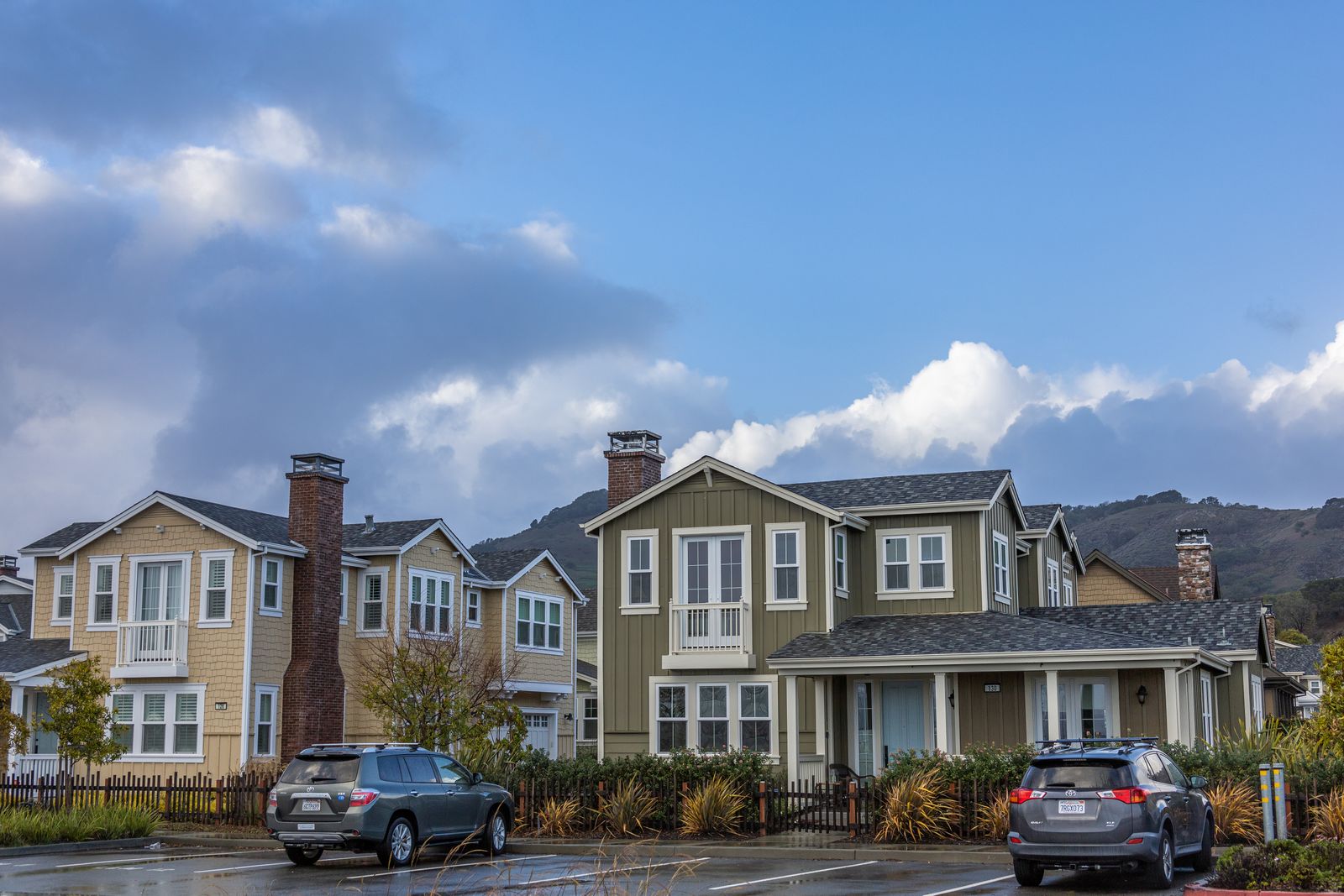 Established residential street with large homes in Thornhill